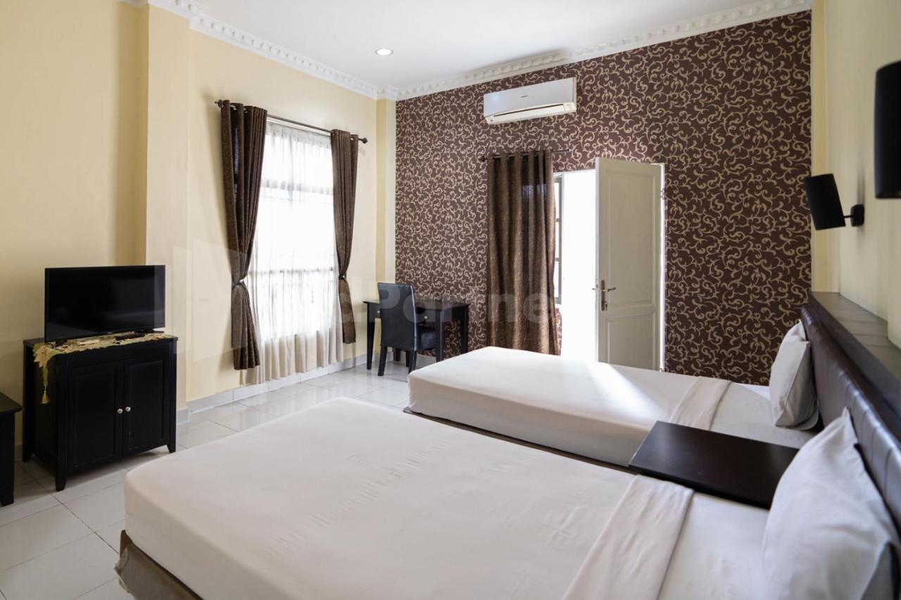 Hotel Carolina Transit Medan Exterior foto