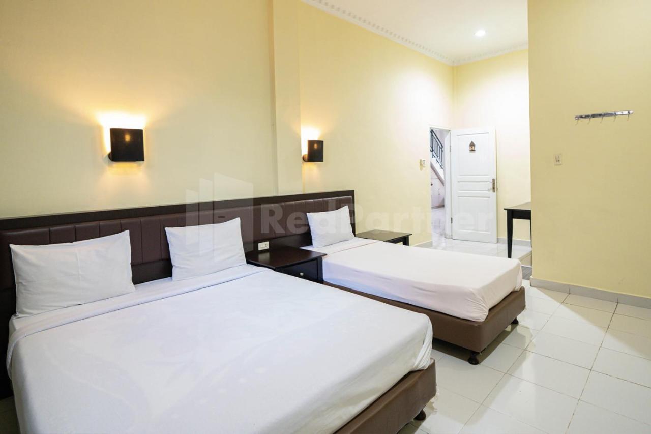 Hotel Carolina Transit Medan Exterior foto