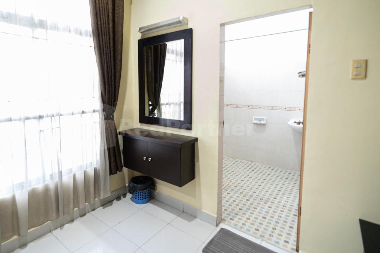 Hotel Carolina Transit Medan Exterior foto