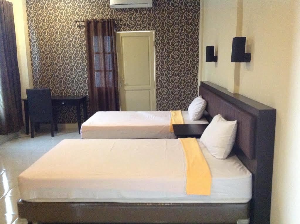 Hotel Carolina Transit Medan Exterior foto