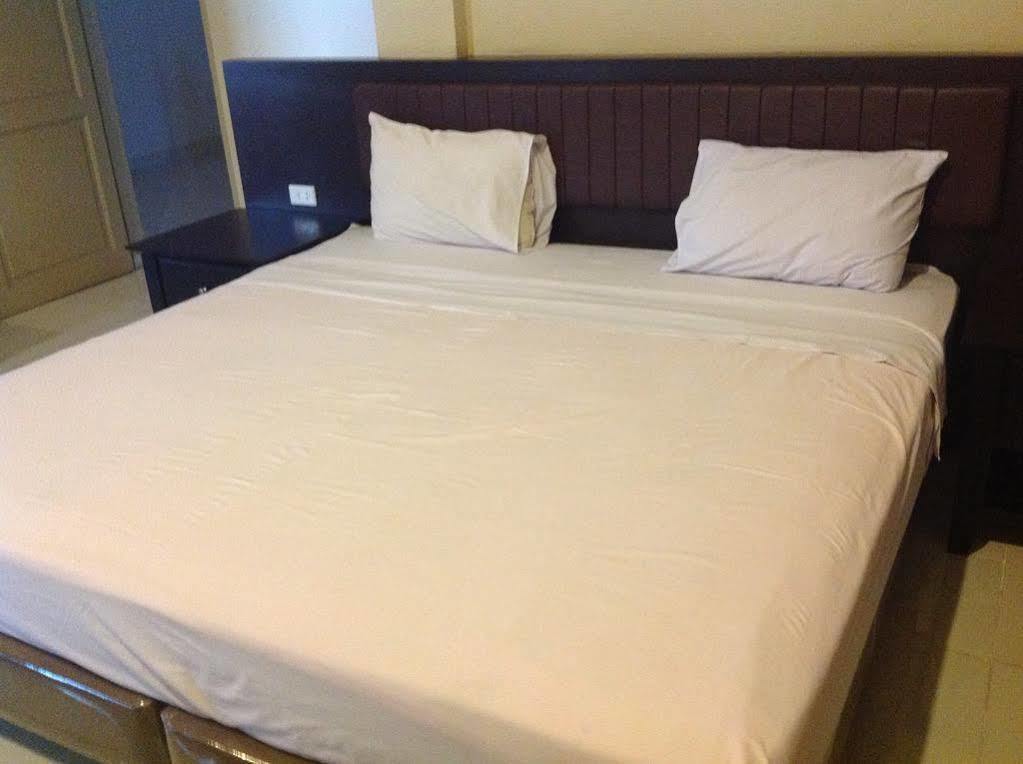 Hotel Carolina Transit Medan Exterior foto